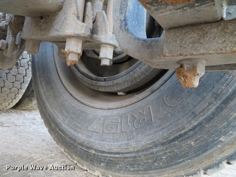 image for item DE5030 2005 Mack CXN613 semi truck