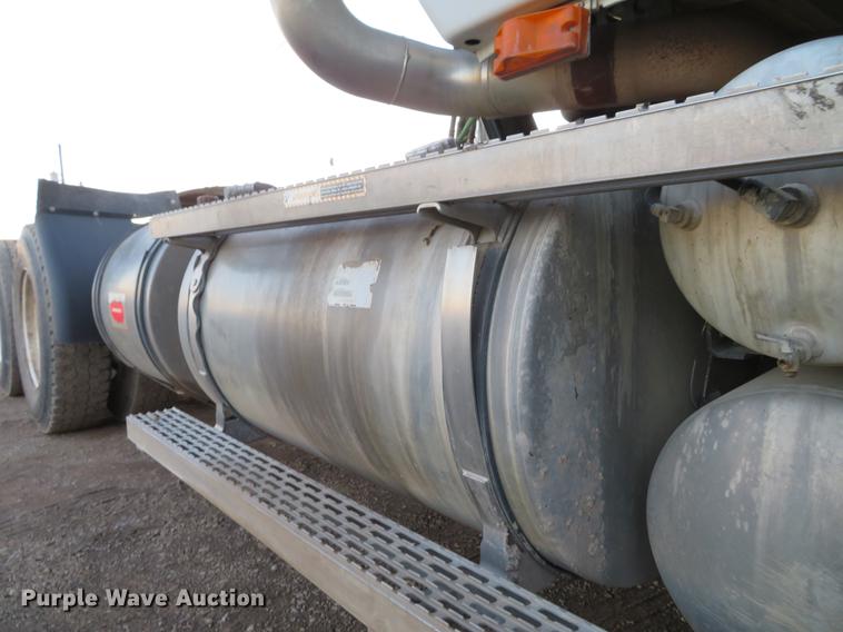 image for item DE5030 2005 Mack CXN613 semi truck