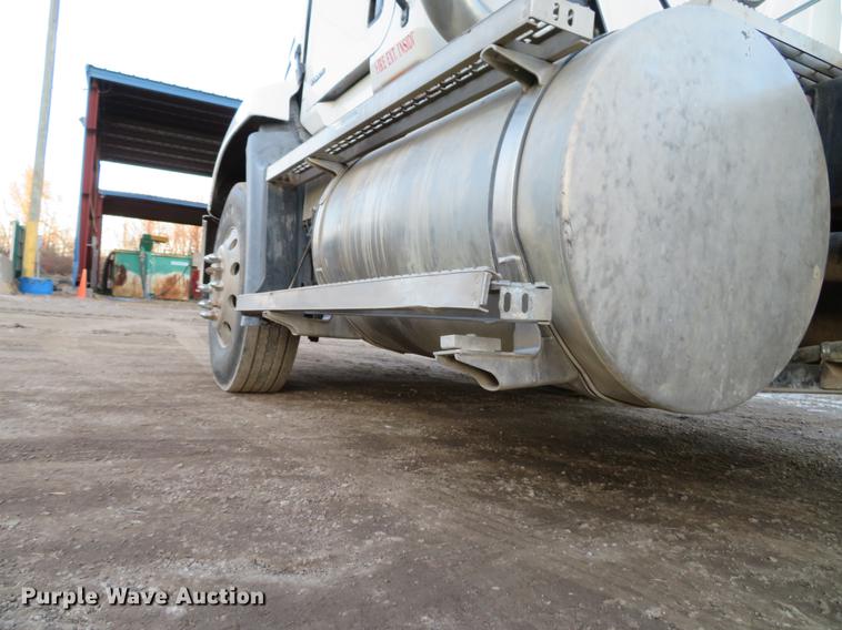 image for item DE5030 2005 Mack CXN613 semi truck