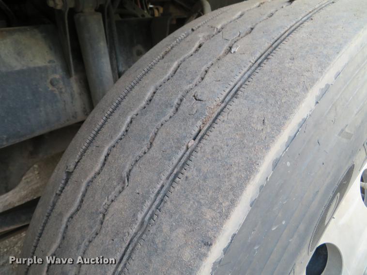 image for item DE5030 2005 Mack CXN613 semi truck