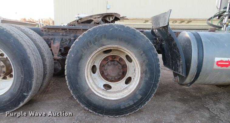 image for item DE5030 2005 Mack CXN613 semi truck