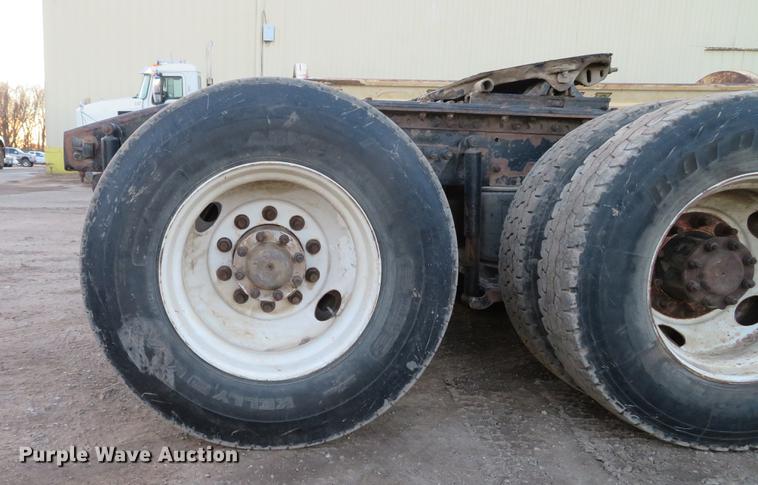 image for item DE5030 2005 Mack CXN613 semi truck