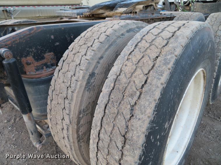 image for item DE5030 2005 Mack CXN613 semi truck