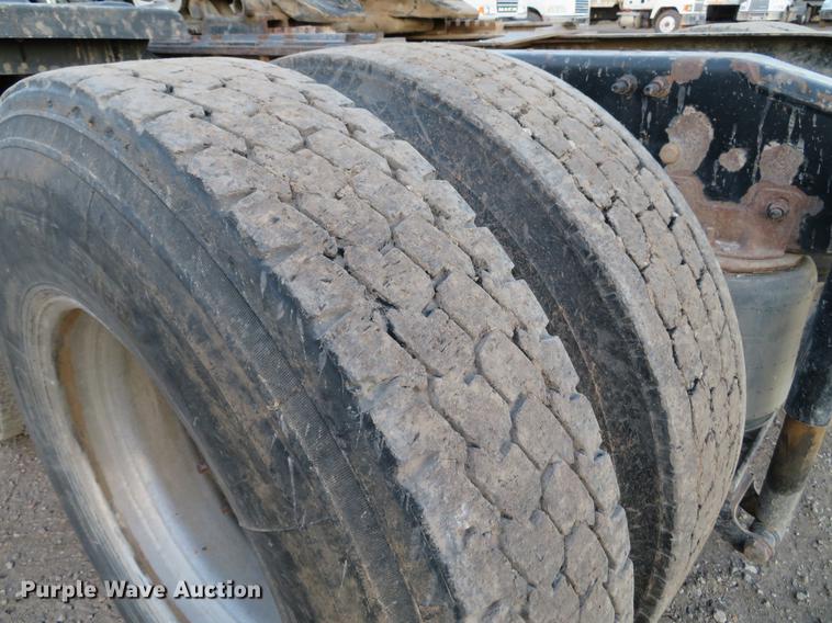 image for item DE5030 2005 Mack CXN613 semi truck