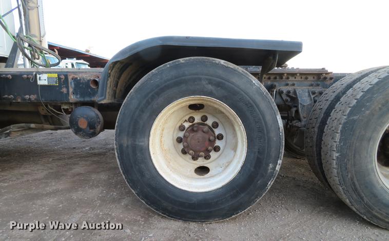 image for item DE5030 2005 Mack CXN613 semi truck