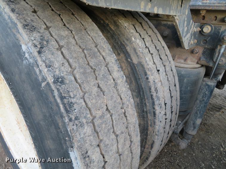 image for item DE5030 2005 Mack CXN613 semi truck