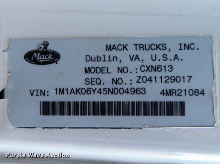 image for item DE5030 2005 Mack CXN613 semi truck
