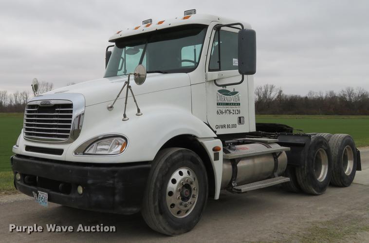 image for item DE5051 2005 Freightliner Columbia semi truck