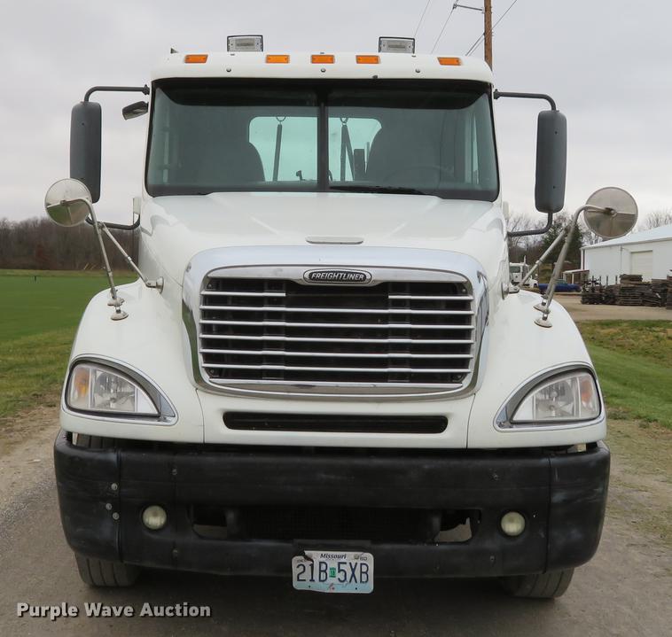 image for item DE5051 2005 Freightliner Columbia semi truck