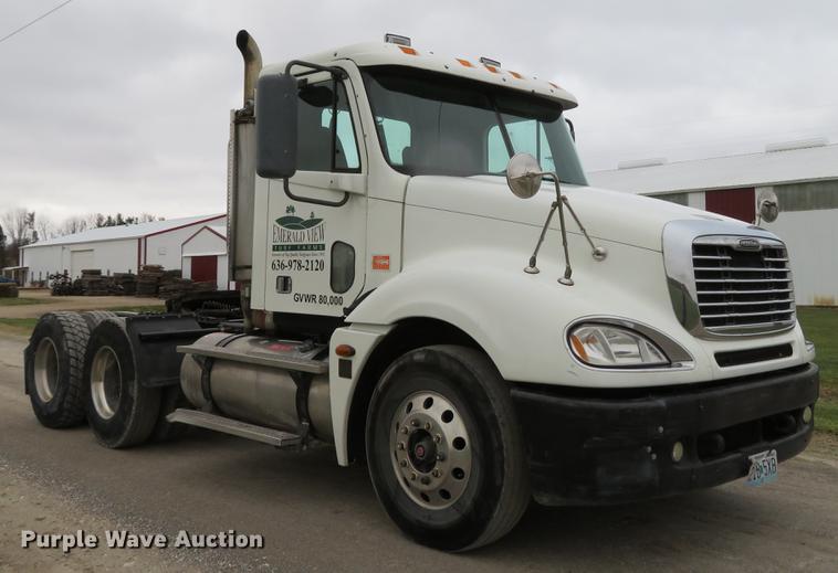 image for item DE5051 2005 Freightliner Columbia semi truck