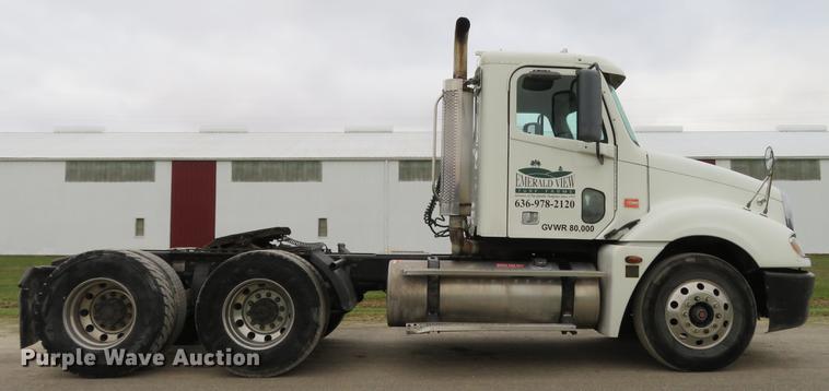 image for item DE5051 2005 Freightliner Columbia semi truck