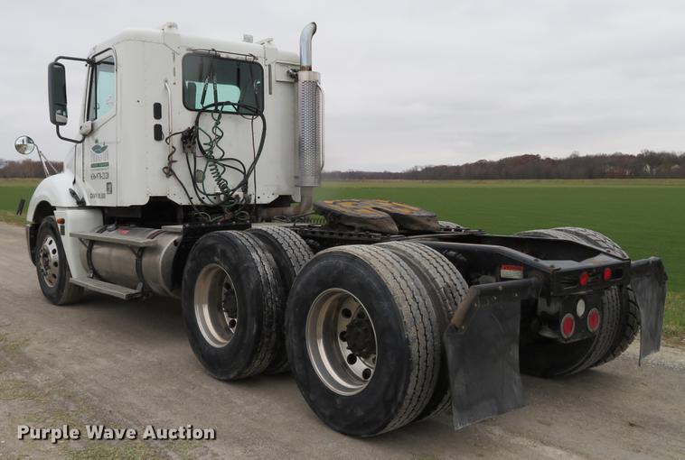 image for item DE5051 2005 Freightliner Columbia semi truck
