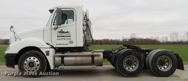 image for item DE5051 2005 Freightliner Columbia semi truck