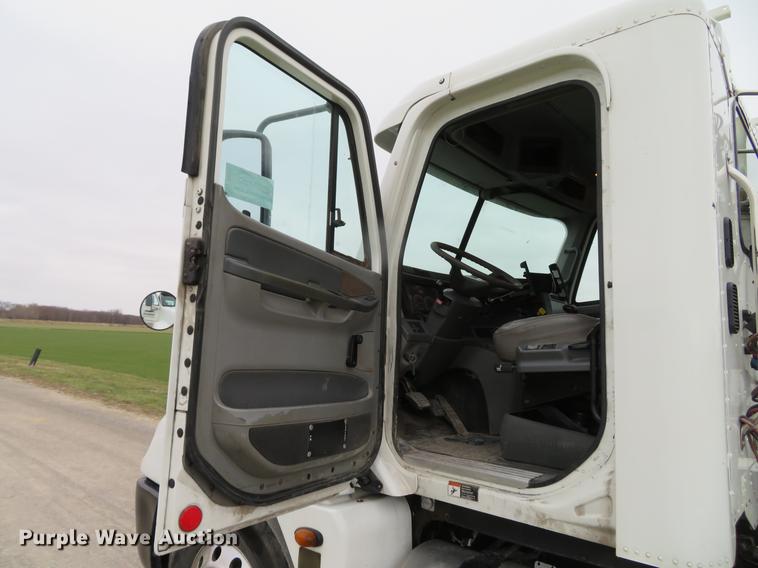 image for item DE5051 2005 Freightliner Columbia semi truck