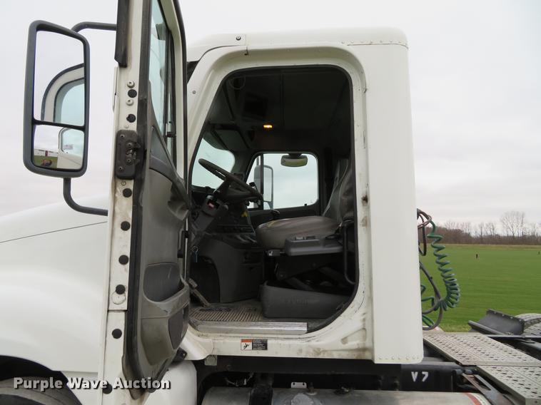 image for item DE5051 2005 Freightliner Columbia semi truck
