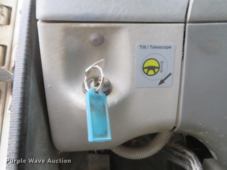 image for item DE5051 2005 Freightliner Columbia semi truck