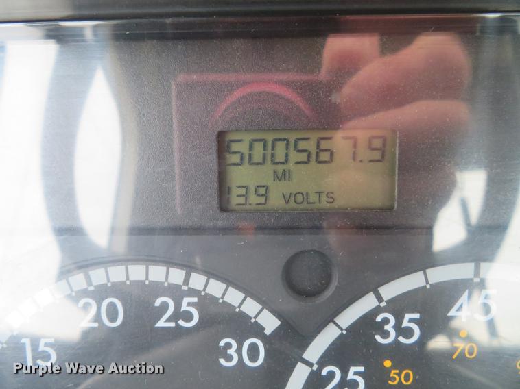 image for item DE5051 2005 Freightliner Columbia semi truck