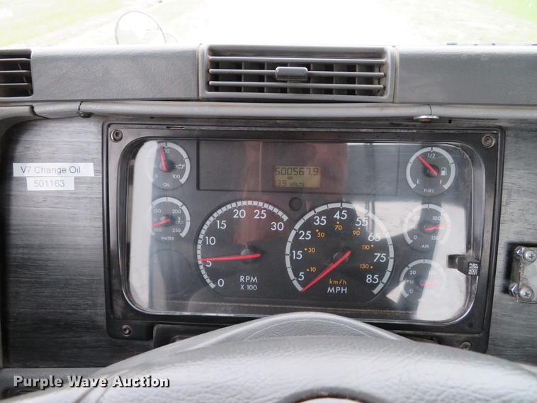 image for item DE5051 2005 Freightliner Columbia semi truck