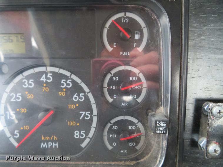 image for item DE5051 2005 Freightliner Columbia semi truck