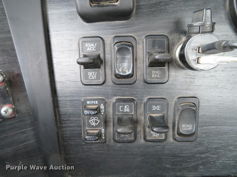 image for item DE5051 2005 Freightliner Columbia semi truck