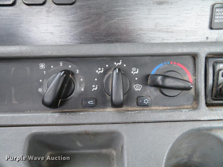 image for item DE5051 2005 Freightliner Columbia semi truck