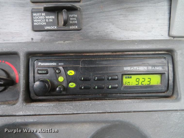 image for item DE5051 2005 Freightliner Columbia semi truck