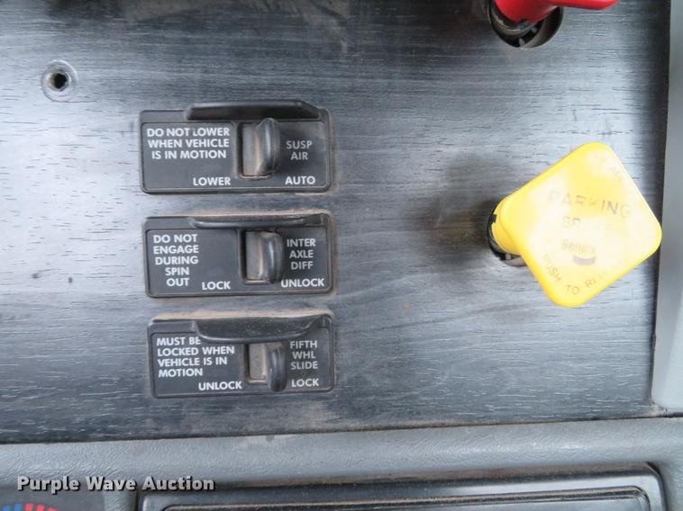 image for item DE5051 2005 Freightliner Columbia semi truck