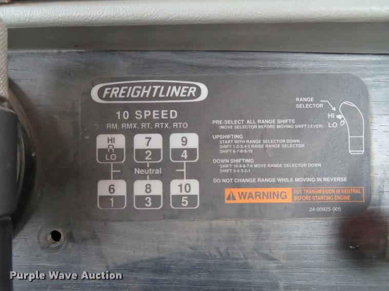 image for item DE5051 2005 Freightliner Columbia semi truck