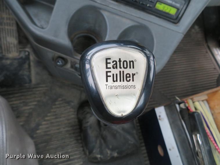 image for item DE5051 2005 Freightliner Columbia semi truck