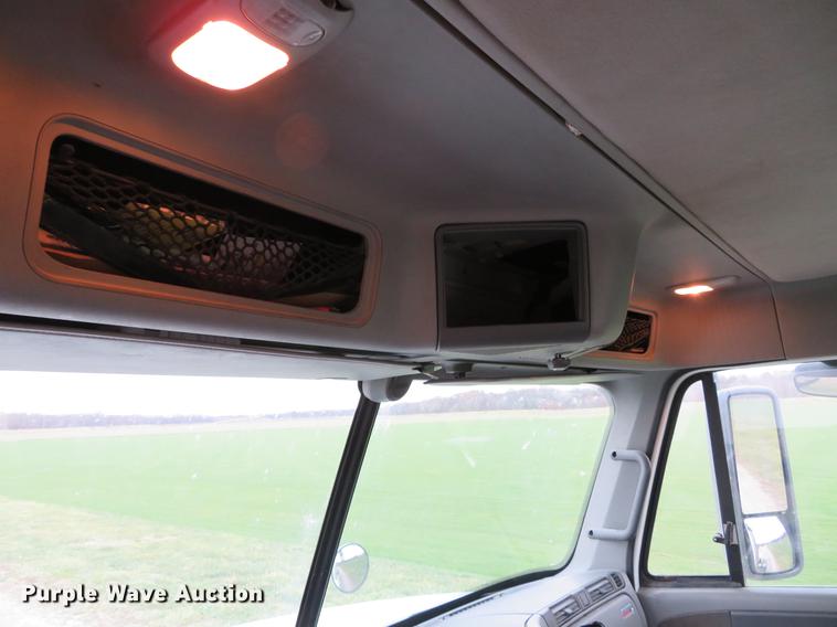 image for item DE5051 2005 Freightliner Columbia semi truck