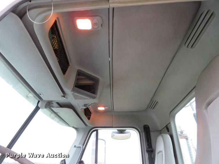 image for item DE5051 2005 Freightliner Columbia semi truck