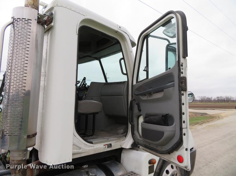 image for item DE5051 2005 Freightliner Columbia semi truck