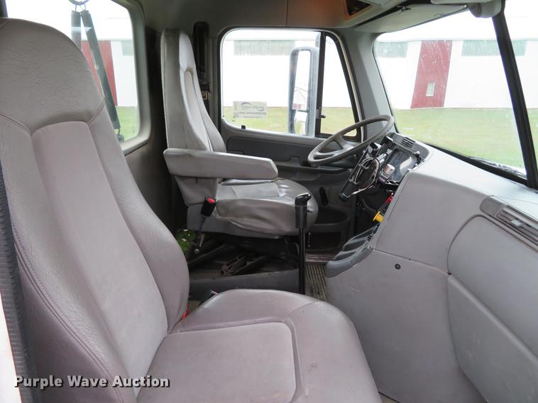 image for item DE5051 2005 Freightliner Columbia semi truck