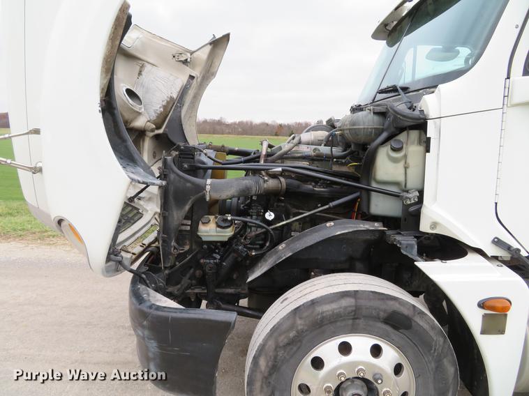 image for item DE5051 2005 Freightliner Columbia semi truck