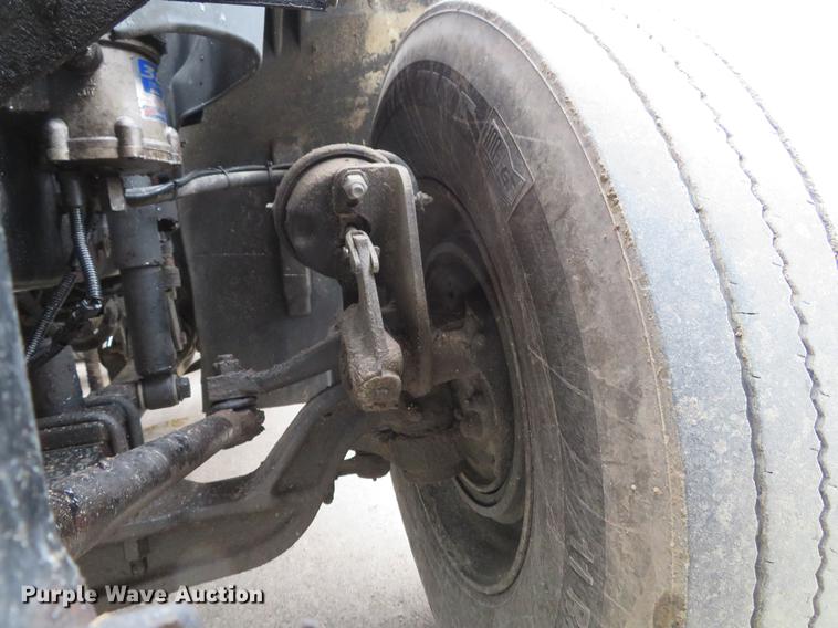 image for item DE5051 2005 Freightliner Columbia semi truck