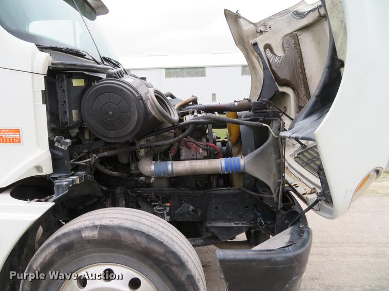 image for item DE5051 2005 Freightliner Columbia semi truck