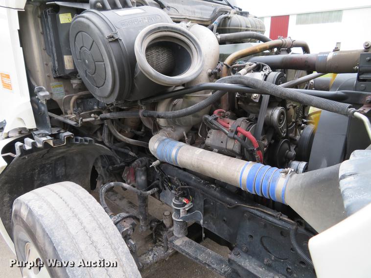 image for item DE5051 2005 Freightliner Columbia semi truck