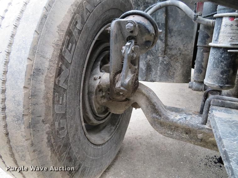 image for item DE5051 2005 Freightliner Columbia semi truck