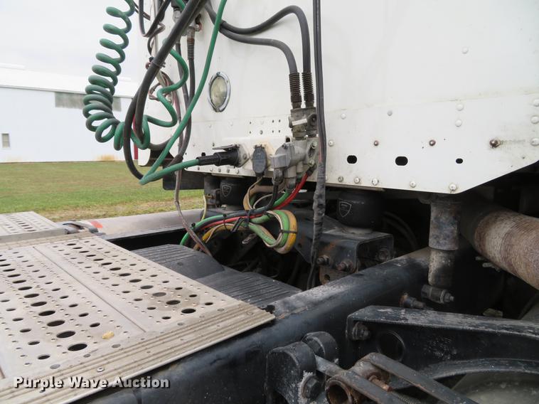 image for item DE5051 2005 Freightliner Columbia semi truck