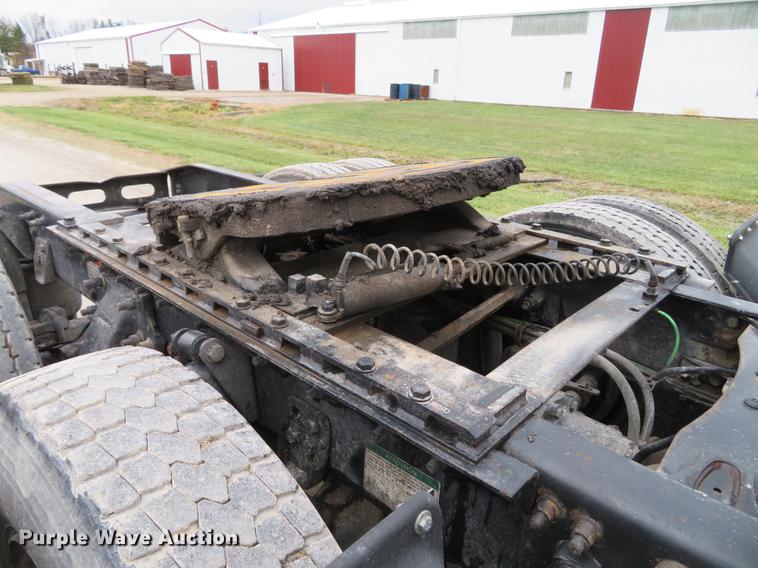 image for item DE5051 2005 Freightliner Columbia semi truck