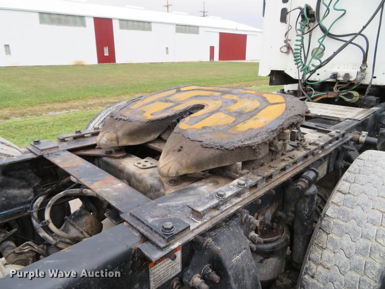 image for item DE5051 2005 Freightliner Columbia semi truck