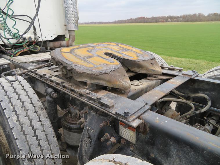 image for item DE5051 2005 Freightliner Columbia semi truck