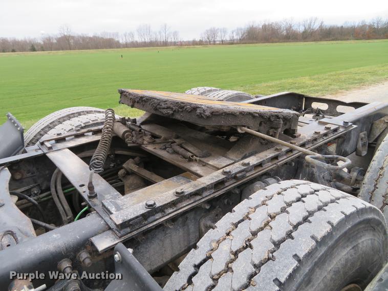 image for item DE5051 2005 Freightliner Columbia semi truck