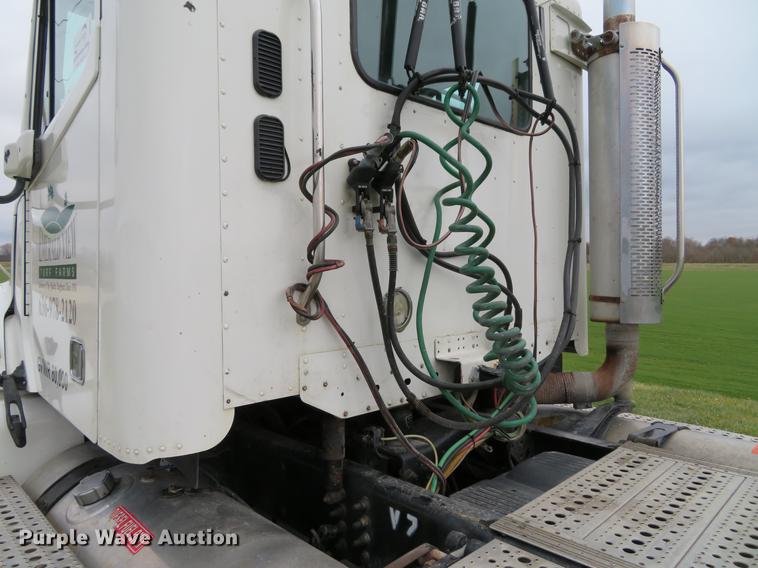 image for item DE5051 2005 Freightliner Columbia semi truck