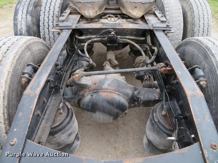 image for item DE5051 2005 Freightliner Columbia semi truck