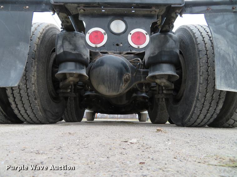 image for item DE5051 2005 Freightliner Columbia semi truck