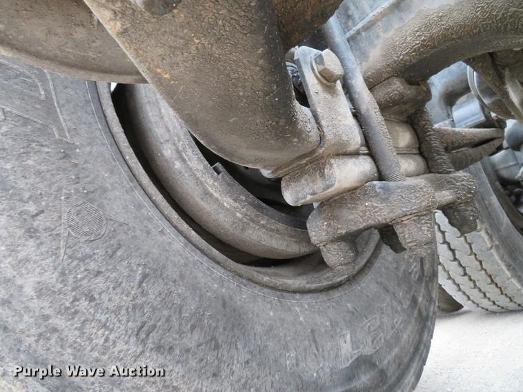 image for item DE5051 2005 Freightliner Columbia semi truck