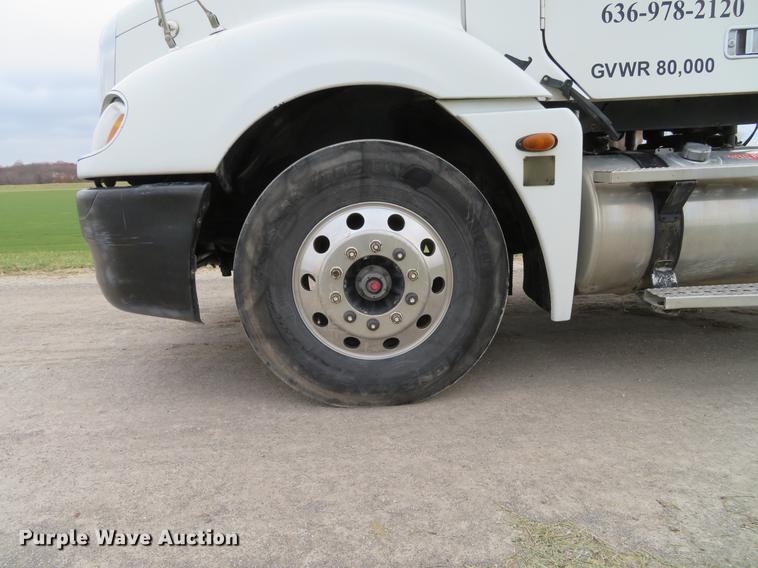 image for item DE5051 2005 Freightliner Columbia semi truck