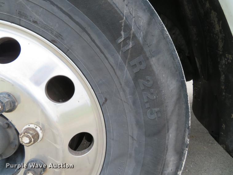 image for item DE5051 2005 Freightliner Columbia semi truck