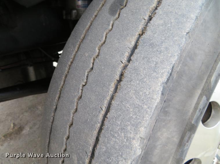 image for item DE5051 2005 Freightliner Columbia semi truck